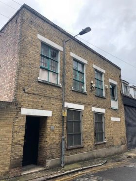 <b> UNDER OFFER - London E1 <b>
