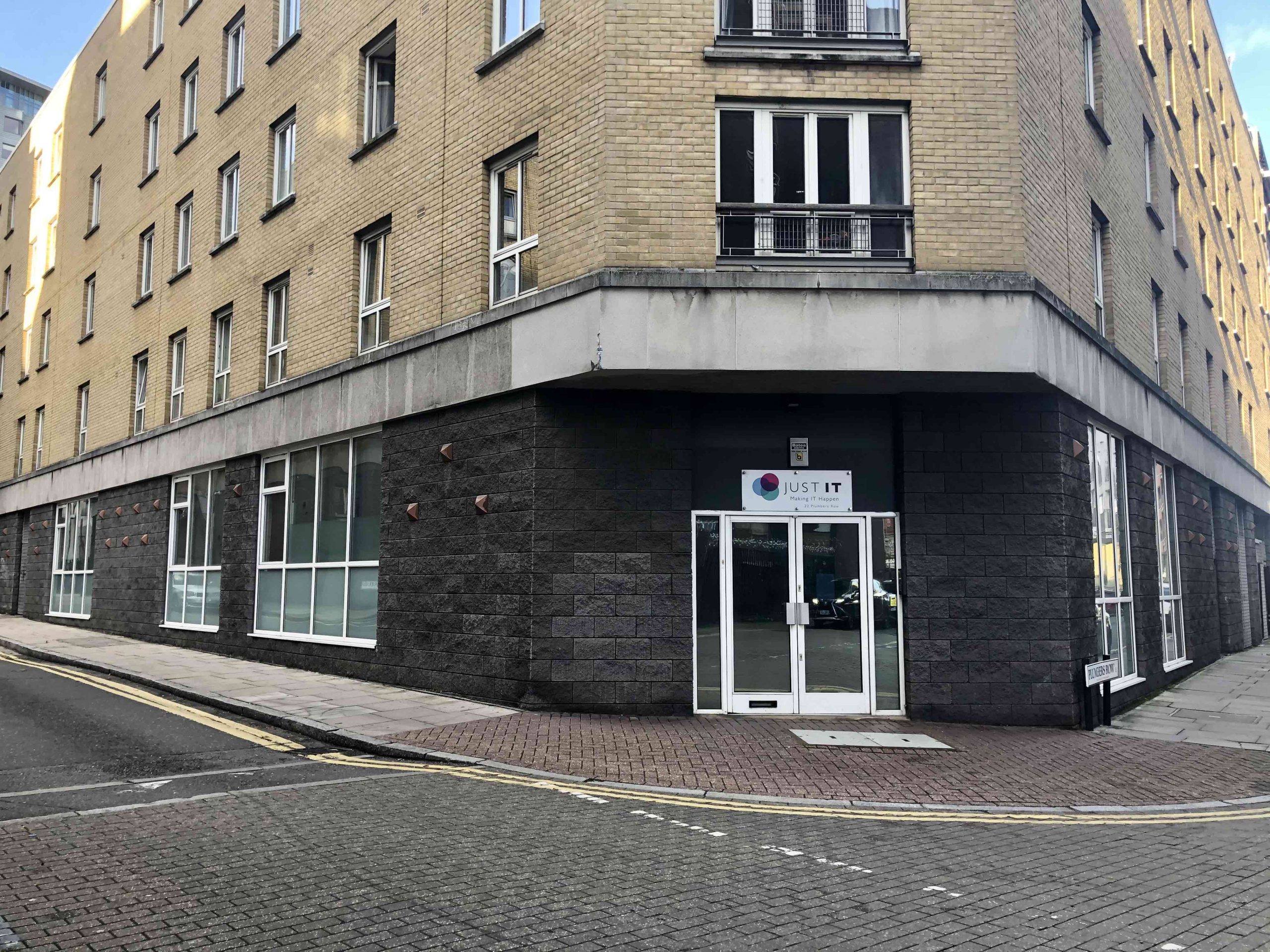 <b> TO LET - 22 Plumbers Row, E1 <b>