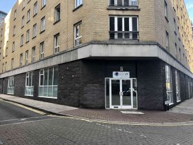 <b> TO LET - 22 Plumbers Row, E1 <b>
