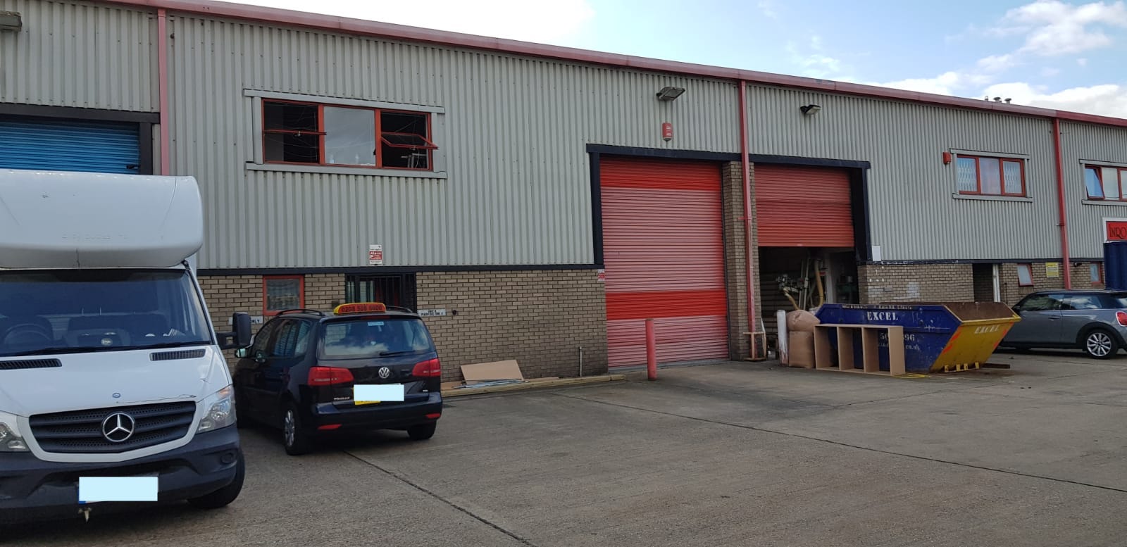 <b> TO LET - Avenue Industrial Estate, E4 <b>